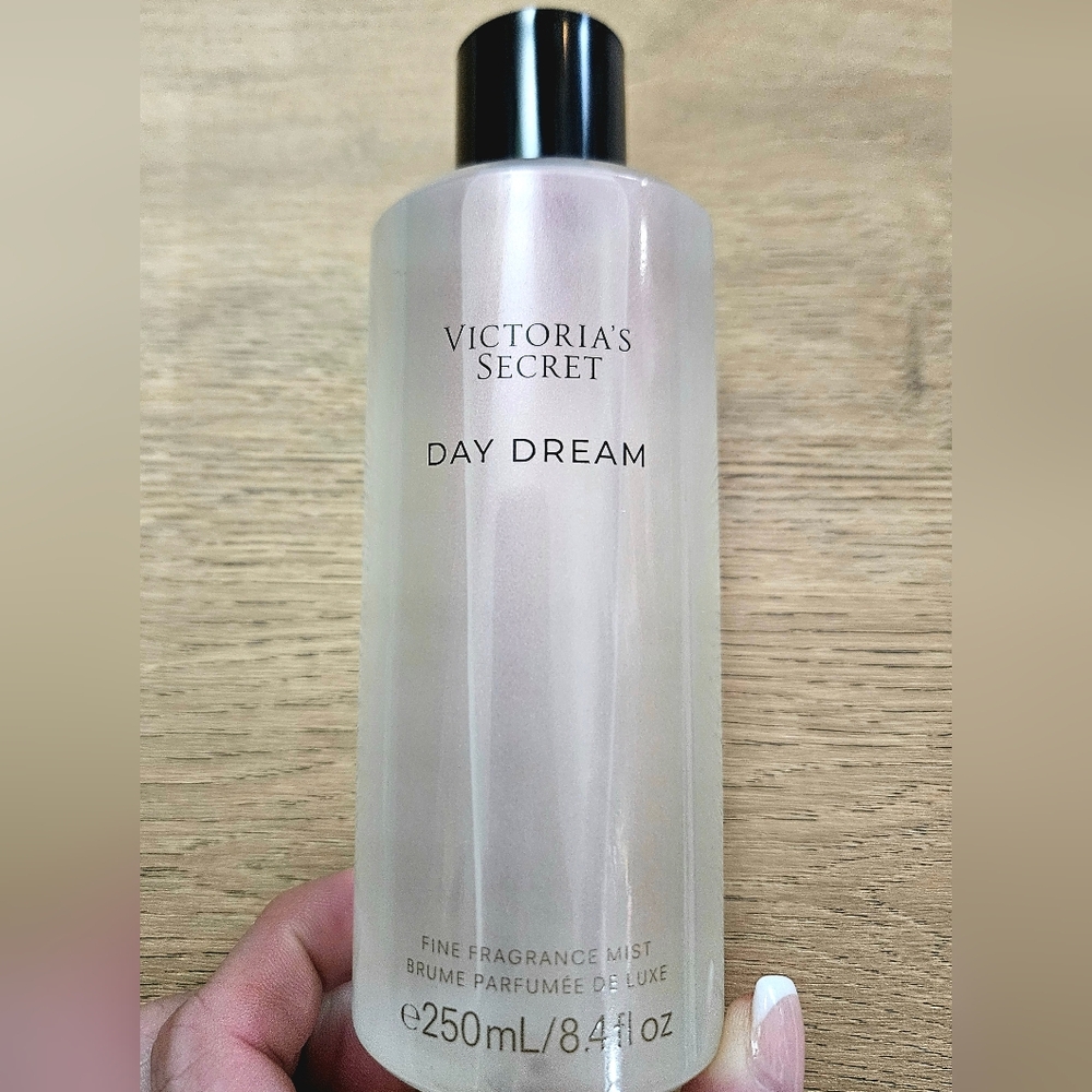 Victoria's Secret DAYDREAM 8.4 oz New Iridescent Body Mist